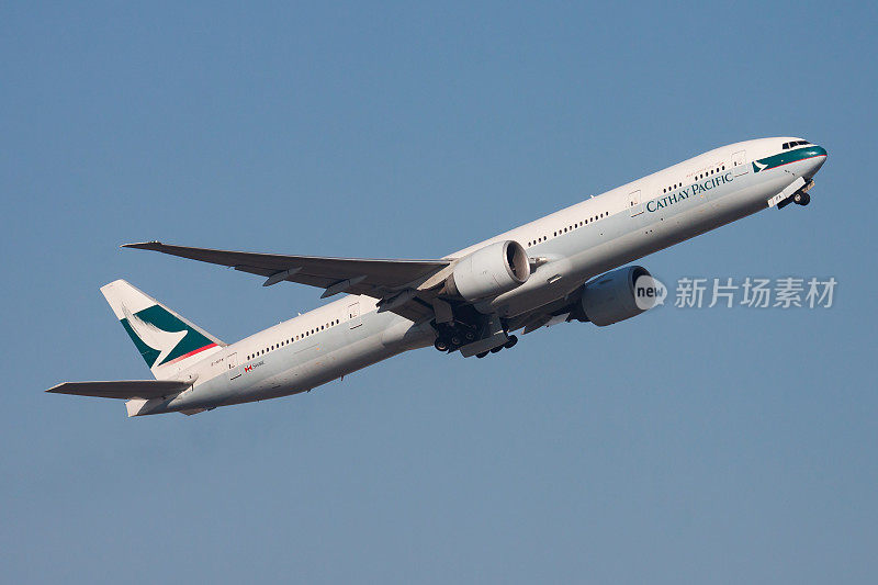 国泰航空波音777-300ER B-KPK客机在香港赤角机场起飞